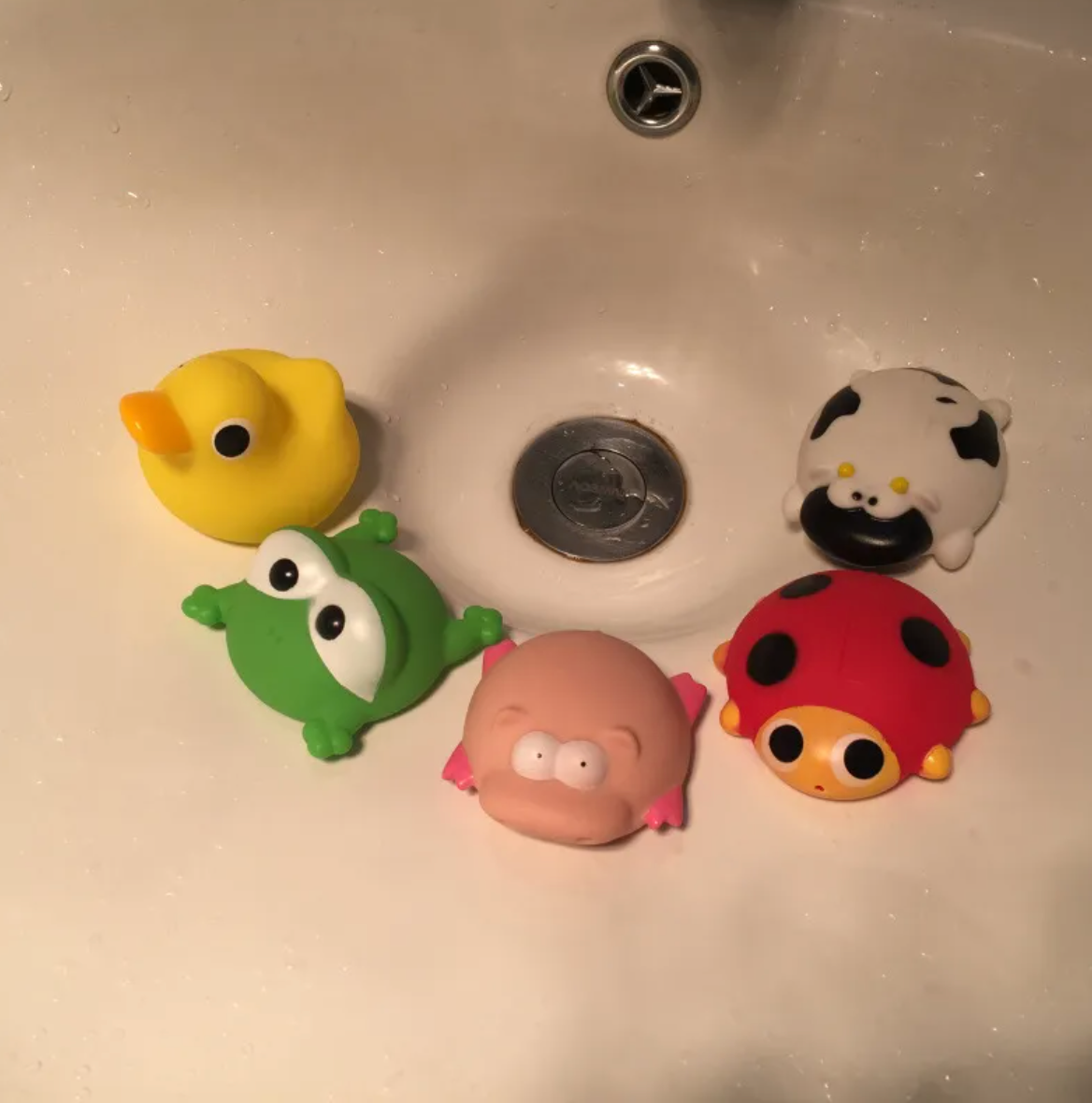 Brinquedos de Banho de Animais que Espraiam Água